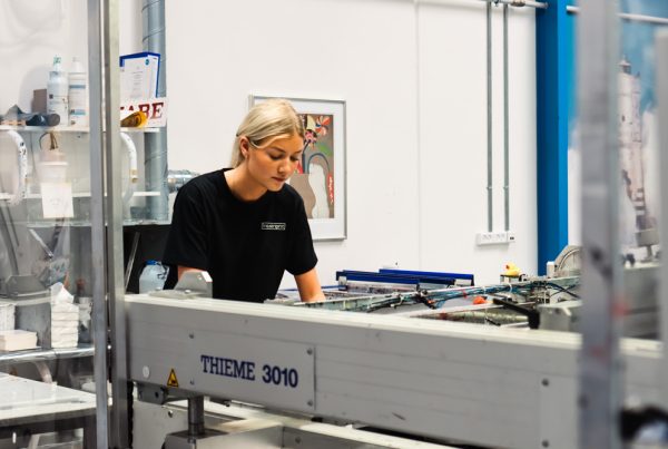 En medarbejder der arbejder i produktionen
