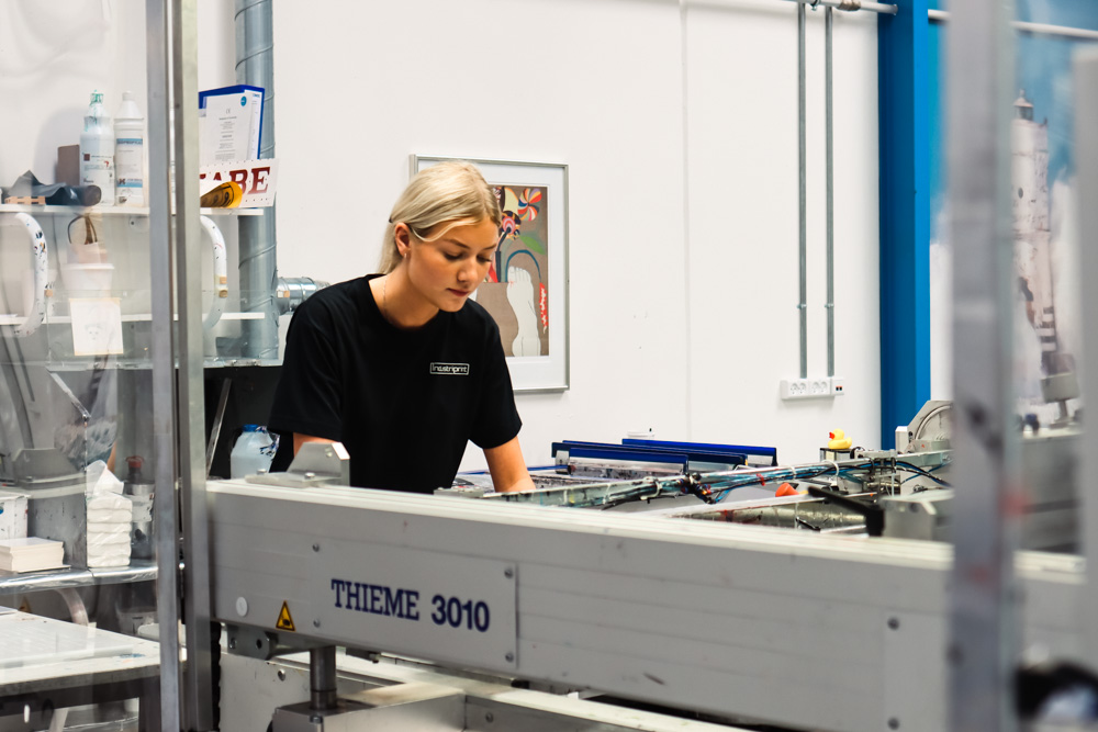 En medarbejder der arbejder i produktionen